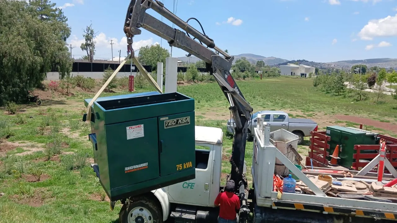 Instalación de transformador tipo pedestal mediante maniobra con grúa