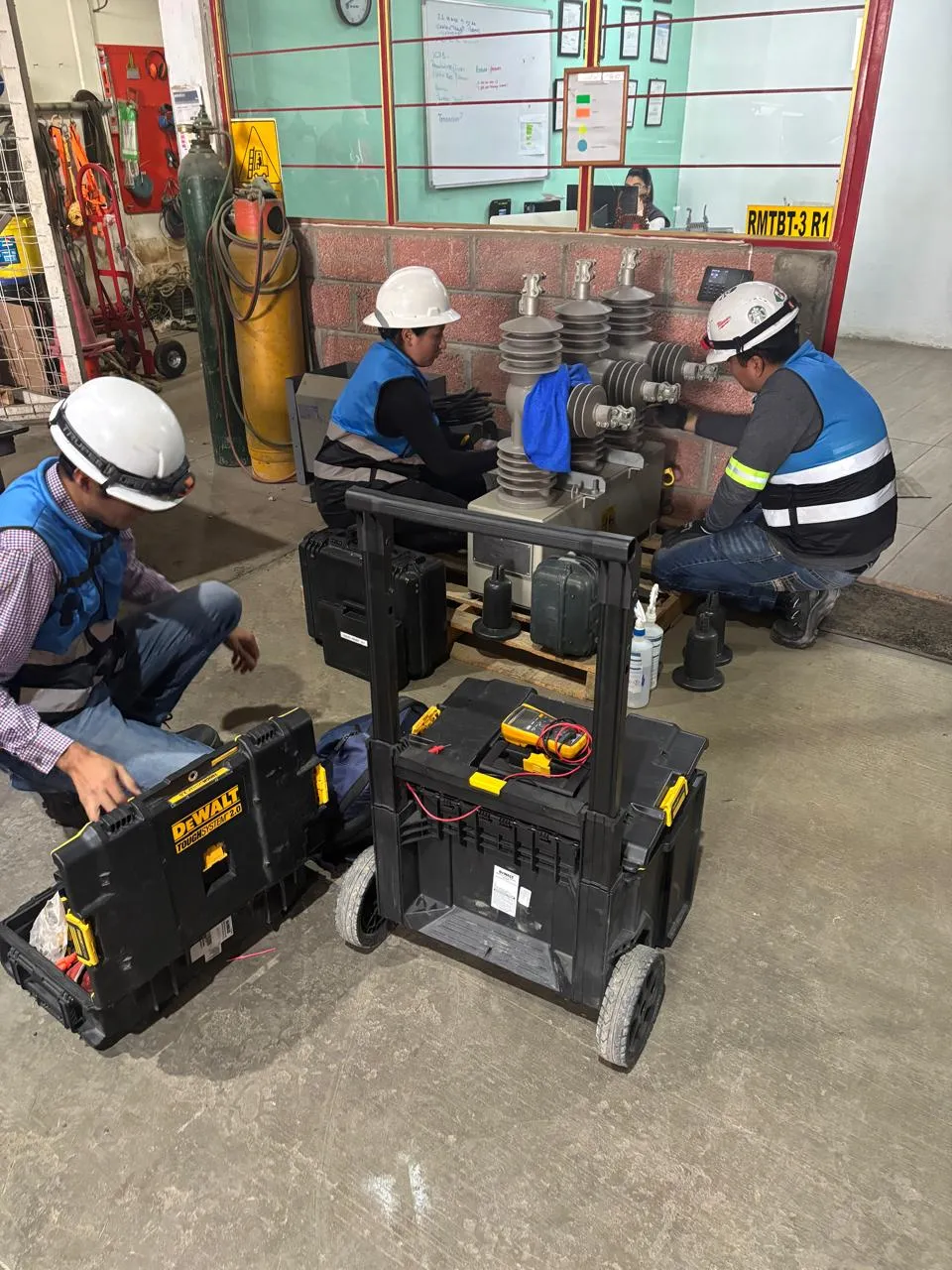 Técnicos realizando mantenimiento a equipo eléctrico de media tensión