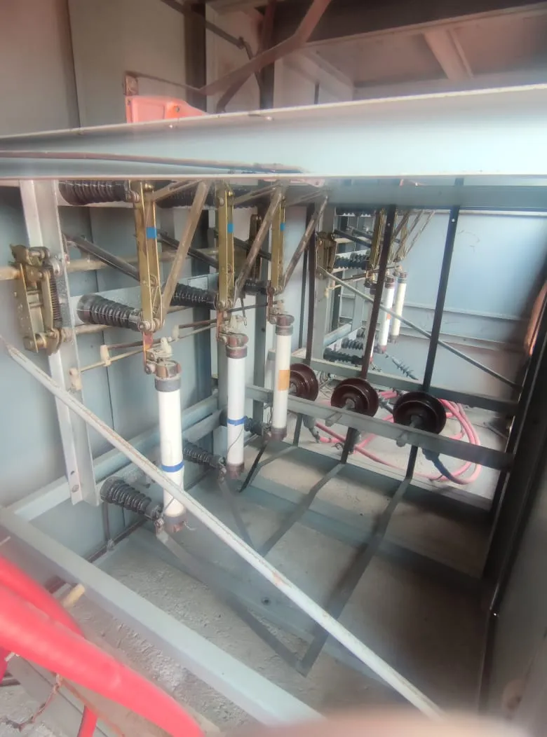 Mantenimiento de interruptor en subestación eléctrica