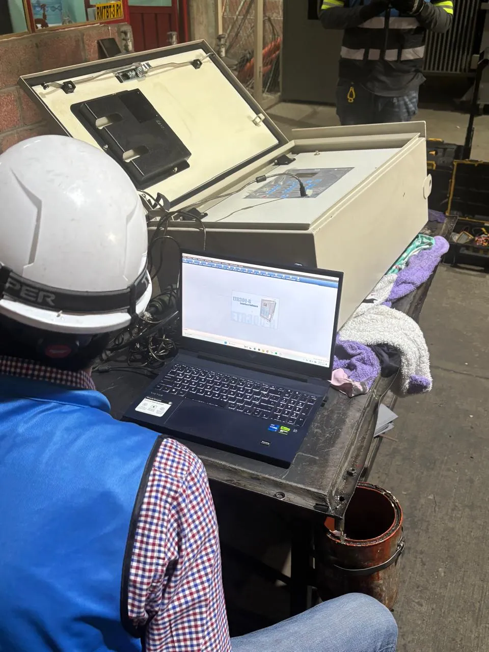 Técnico realizando diagnóstico de transformador con equipo especializado