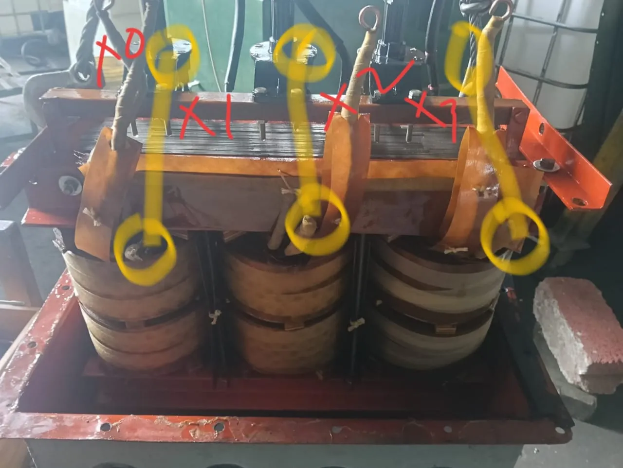 Bobinas de transformador durante trabajos de reparación