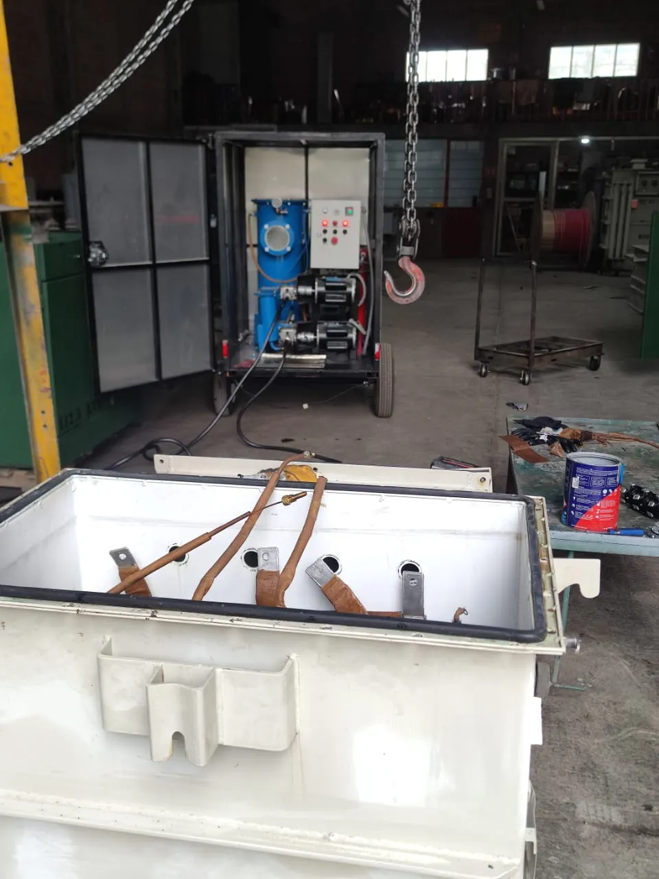 Transformador eléctrico durante reparación en taller