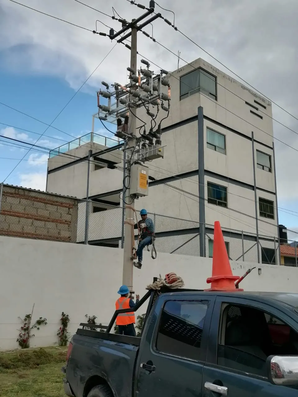 Subestación eléctrica industrial con equipos de media tensión